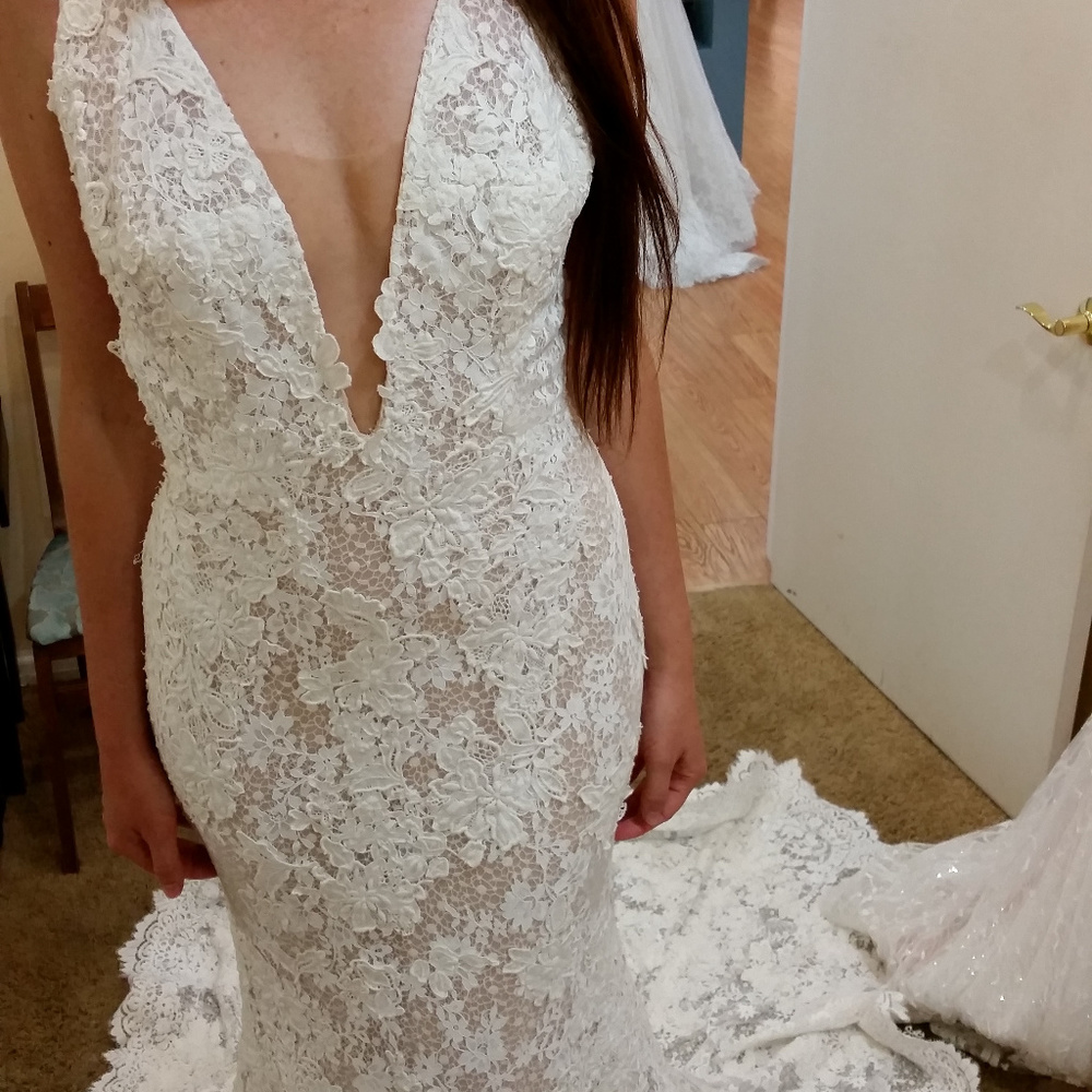 Pronovias Estela Wedding Dress with garment bag - Picture 4 of 8